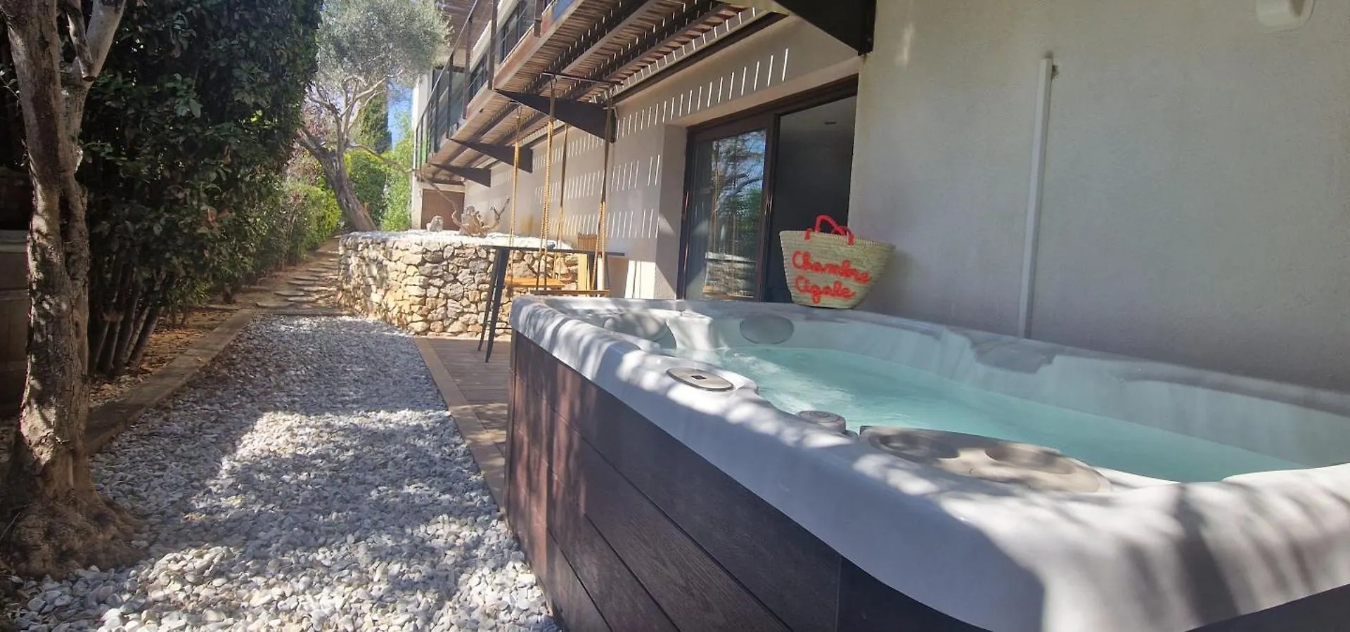 Couette-café Chambre D'Hote Cigale Jacuzzi Et Jardin Prive